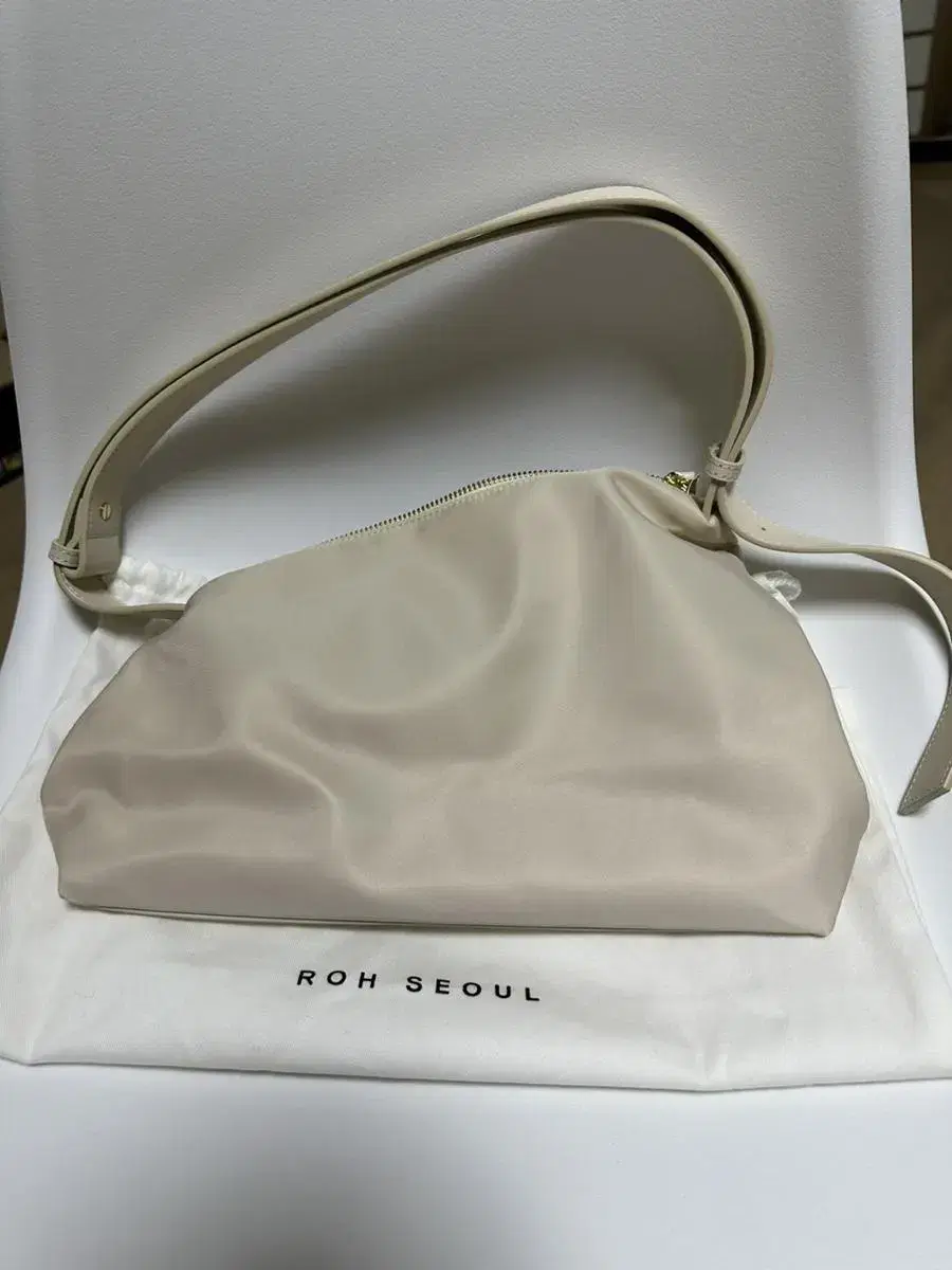 로서울 Rowie nylon shoulder bag Ivory